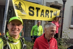 Auch beim Start zur 2. Etappe lächeln sie noch...