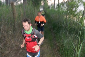 Im Laufschritt geht es teilweise über schmale Pfade an idyllischen Seen vorbei. (Foto: Jörg Levermann)