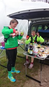 Das Duo Martina Ramthun und Gabriele Eisele am VP 4 der zweiten Etappe bringt immer ausgelassene Stimmung mit.