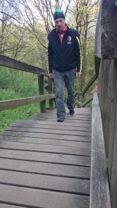 Rennleiter Harald prüft die Beschaffenheit der Zieltreppe an der Burg Rabenstein, dem Ende der zweiten Etappe.