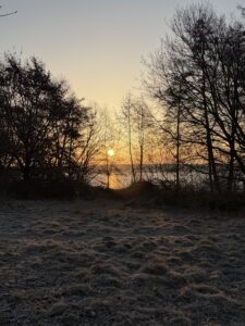 Sonne über noch dezent beeistem Plauer See