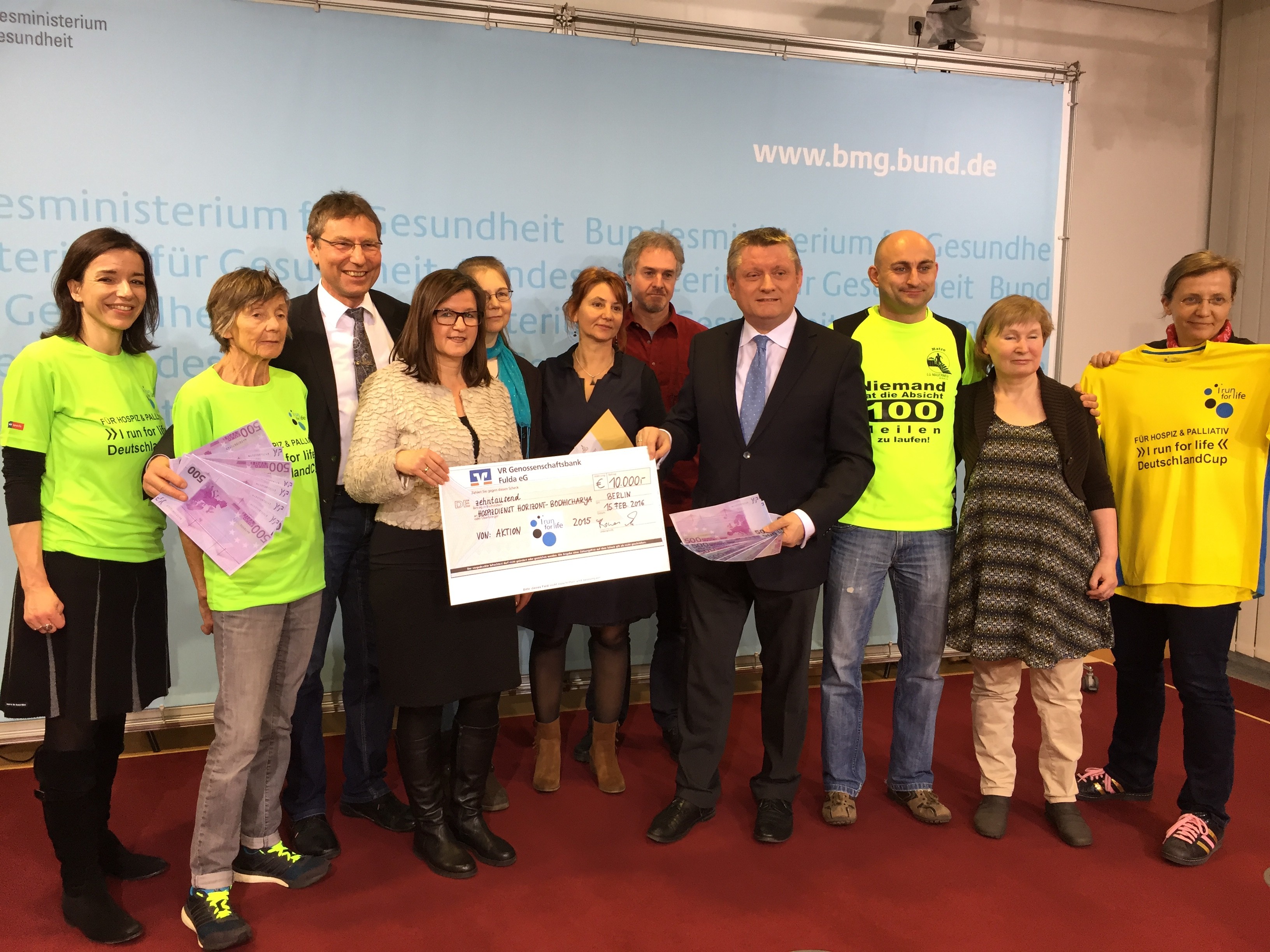 Mauerwegläufer, Pankrunners, Shisha Runners und der 100MarathonClub bei der feierlichen Scheckübergabe