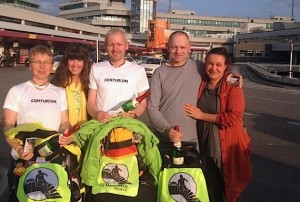 Strahlende Gesichter der TP100-Heimkehrer Martina Schliep, Gaston Prüfer und Andreas Deák, in Tegel begrüßt von „Renschnecke Sunshine“ und Judith Deák. (Foto: Alexander von Uleniecki)