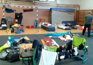 Mit bleischweren Beinen nach der gemeisterten Etappe das Nachtlager in Turnhallen aufzuschlagen fällt schwer, muss aber sein. (Foto: Henning Schmitz)