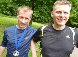 Strahlende Finisher im Ziel: Christian Karbe (links), Platz 1 und Mauerwegläufer Oliver Franz, Platz 2. (Foto: Alexander von Uleniecki)