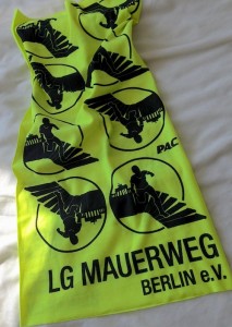 Knallgelb und auffällig ist das neue LG-Mauerweg-Buff. (Foto: Alexander von Uleniecki)