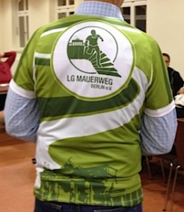 Vereinskleidung wie dieses T-Shirt kann online bestellt erden.