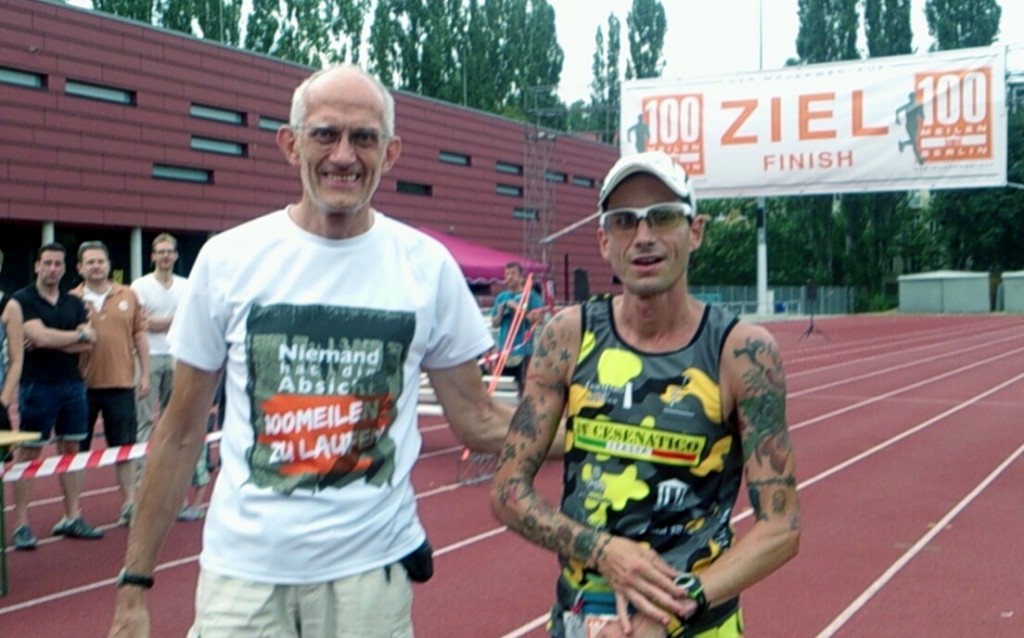 Mauerweglauf 2015: Orga-Chef Hajo Palm mit dem Sieger Marco Bonfiglio