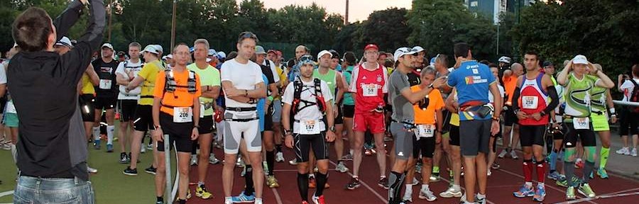 Start bei den 100MeilenBerlin 2013. So gelassen gehen einige an den Start, weil sie den Mauerweg bei der Generalprobe im Mai kennen gelernt haben. (Foto: LG Mauerweg)